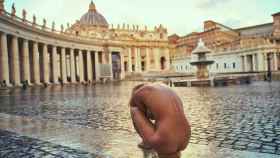 Marisa Papen posando desnuda en la Basílica de San Pedro del Vaticano