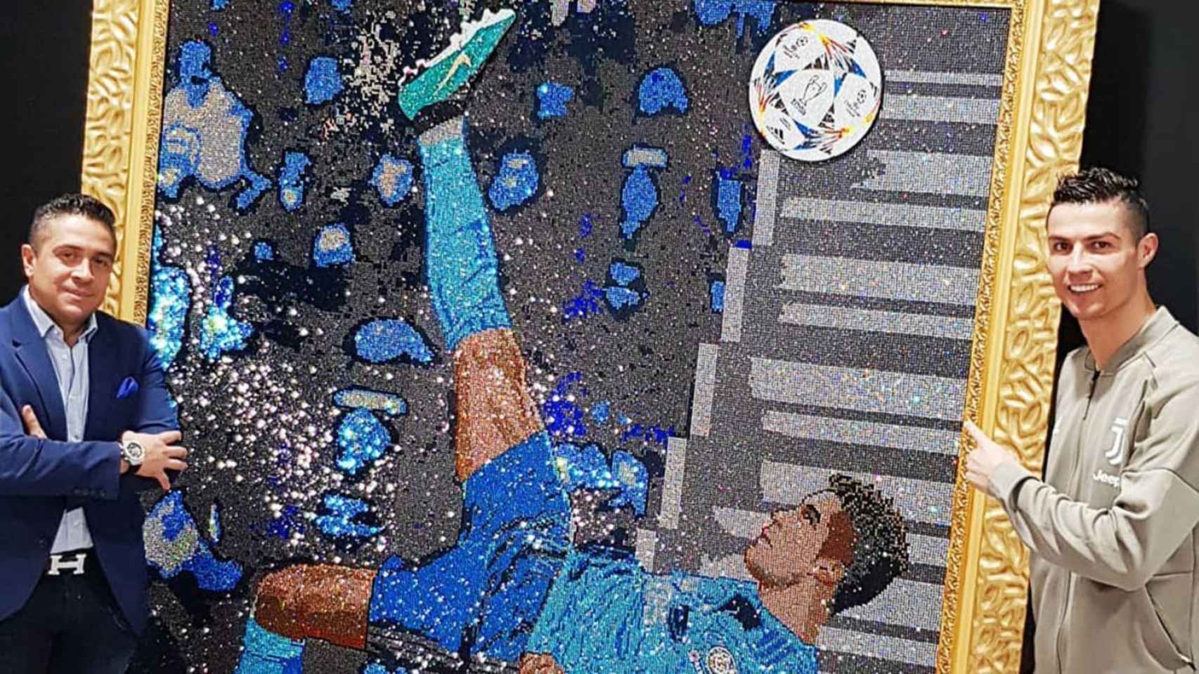 Mr. Bling obsequia a Cristiano Ronaldo con un enorme cuadro de la chilena echo con millones de cristales Swarovski
