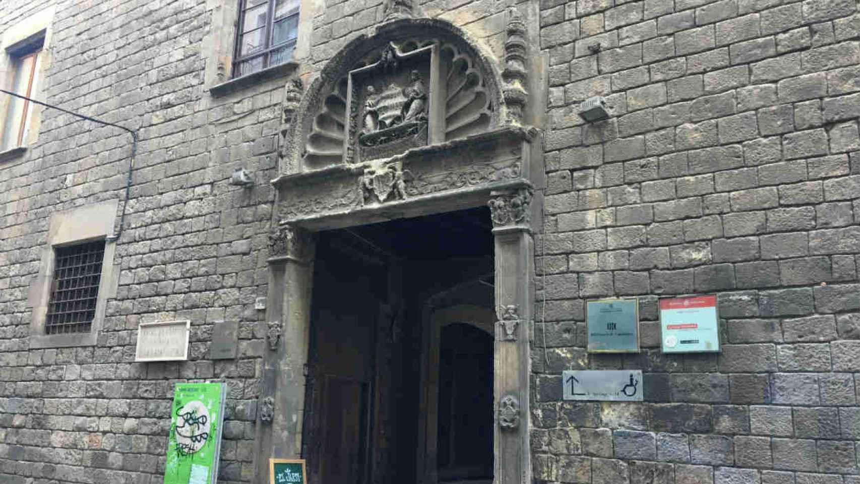 Puerta de entrada al antiguo recinto hospitalario / HUGO FERNÁNDEZ