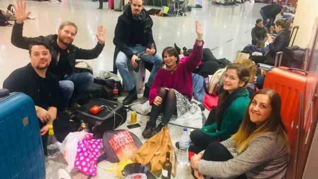Un grupo de viajeros en el aeropuerto de Barcelona durante la 'Airport party' / FACEBOOK