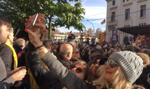 Manifestantes sacándose un selfie en el acto de Òmnium Cultural / P. B. 