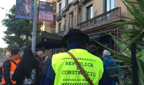 Un manifestante con un chaleco amarillo con el mensaje República en construcció / P. B. 
