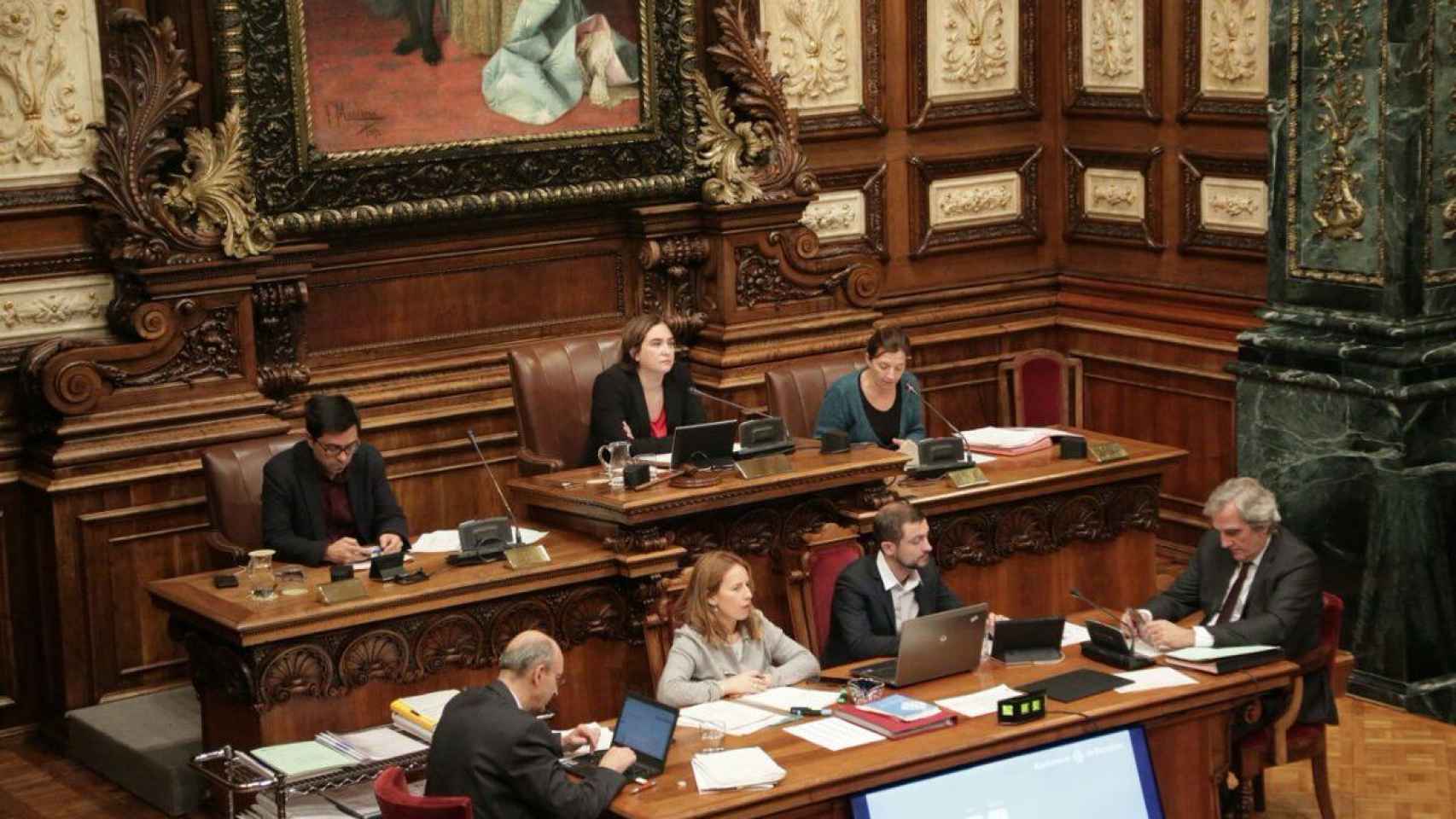 El gobierno de los 'comuns, en la imagen en el pleno, ha dejado de ingresar 75 millones del impuesto de la plusvalía / AYUNTAMIENTO DE BARCELONA