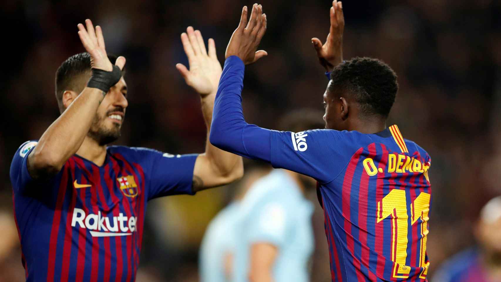 Luis Suárez felicita a Dembélé tras marcar el delantero francés el primer gol del Barça ante el Celta / EFE