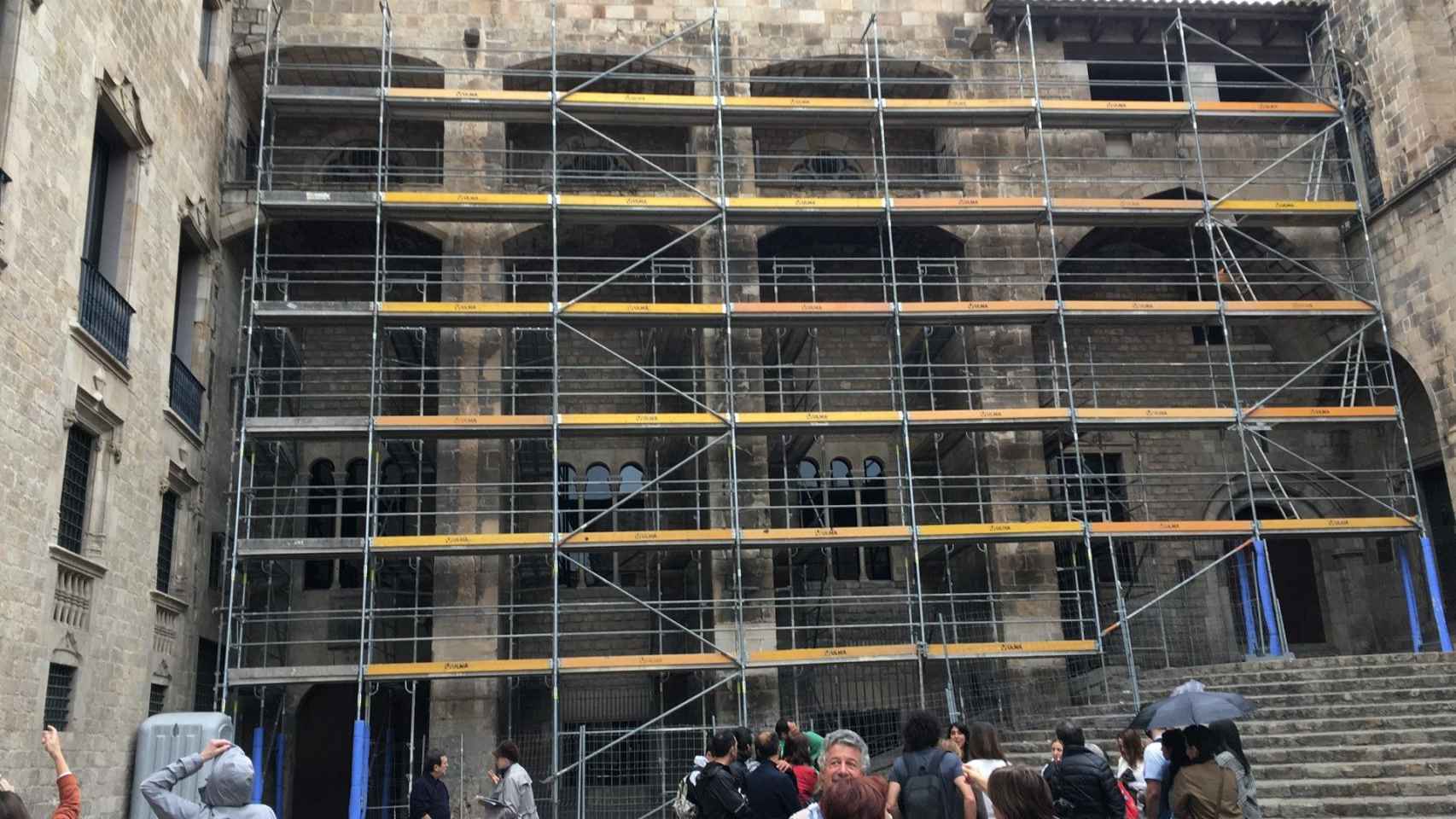 Fachada en rehabilitación del Palau Reial en Barcelona / EUROPA PRESS
