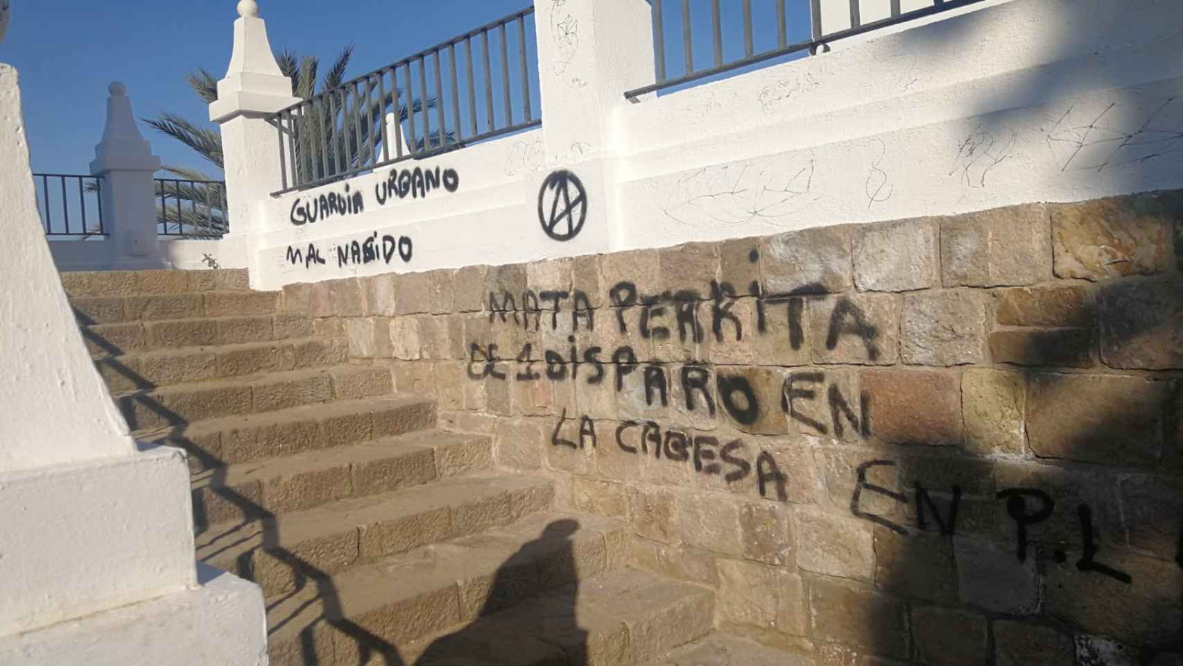 Pintadas en las escaleras del Teatre Grec contra la Guàrdia Urbana por la muerte de la perra 'Sota'
