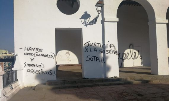 Pintadas en los que se tilda de asesinos al policía que disparó contra 'Sota' y al Hotel Ayre.