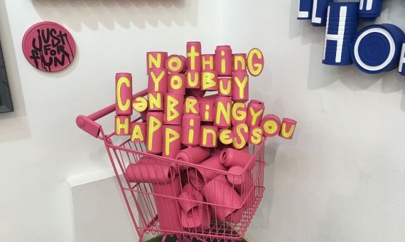 La instalación rosa consumismo en la Galería ArteVistas / P. B.
