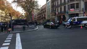 La confluencia de la Rambla con Pelai, con algunos vehículos policiales, donde se ha producido el accidente / PABLO ALEGRE