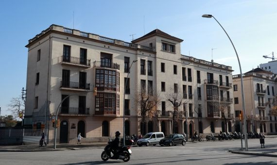 Edificio de las 'casernes' de Sant Andreu donde están los legionarios / HUGO FERNÁNDEZ