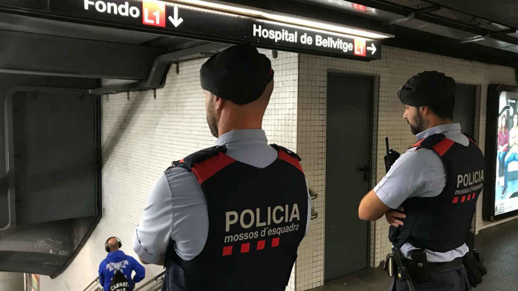 Mossos d'Esquadra vigilan una estación del metro, imagen de archivo / Mossos d'Esquadra