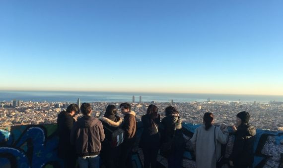Turistas disfrutando de las vistas de Barcelona en las baterías del Carmel / PAULA BALDRICH