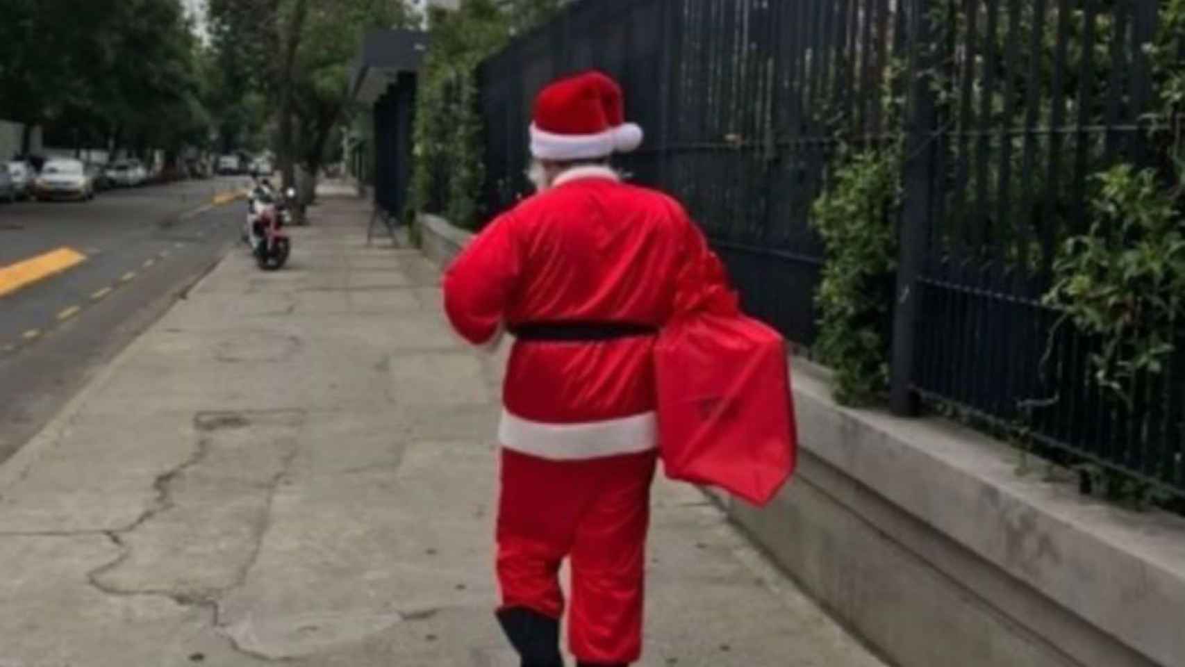 Una imagen de archivo de Papá Noel caminando
