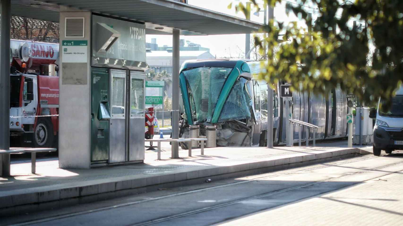 El tranvía chocó en la estación término de Sant Adrià / HUGO FERNÁNDEZ