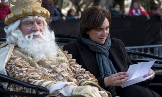 El Rey Melchor con la alcaldesa de Barcelona, Ada Colau / EFE