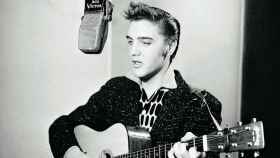 Elvis Presley grabando una canción