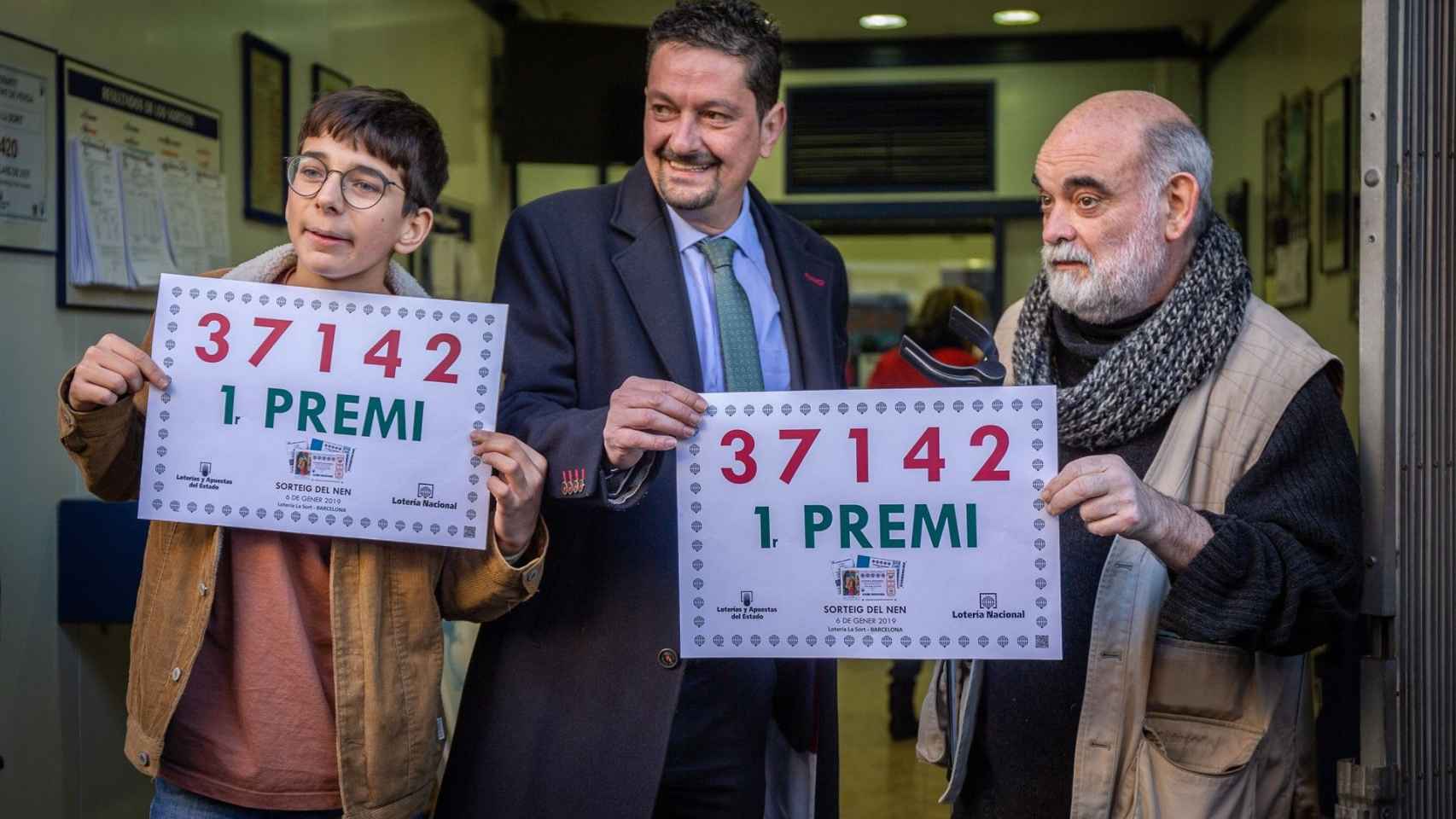 Ganadores de la Lotería de El Niño en en barrio de Gràcia en Barcelona / EUROPA PRESS