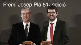 Guillermo Martinez, ganador del Premio Nadal, y Marc Artigau, ganador del Premio Josep Pla / EFE/Andreu Dalmau