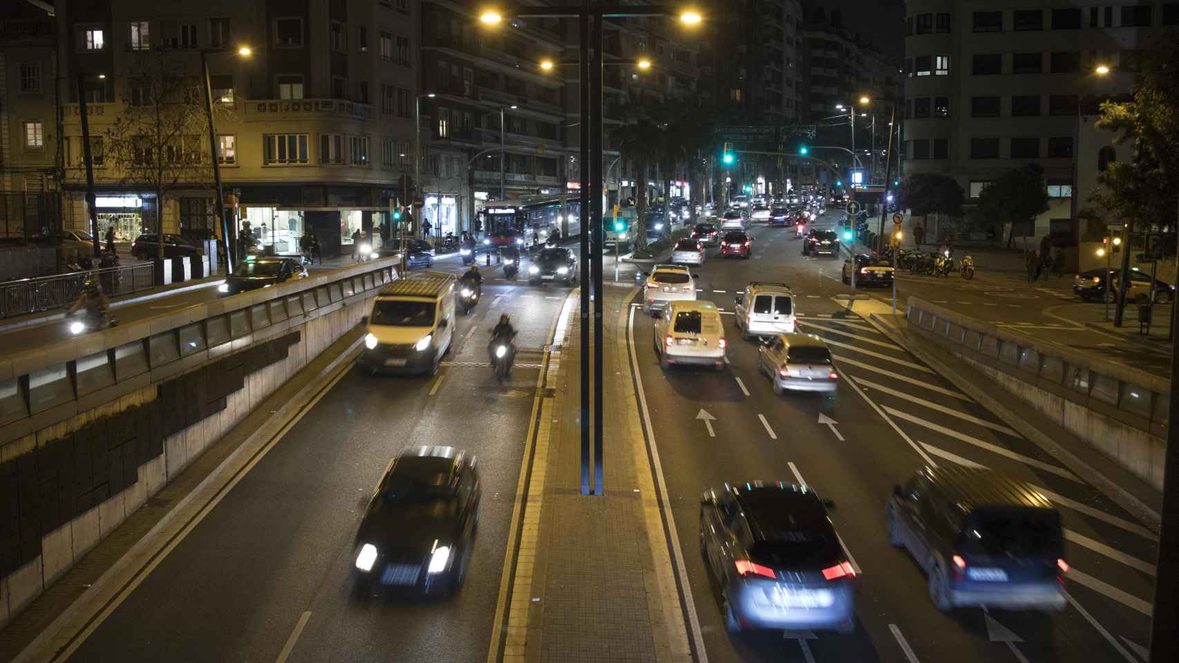 Tráfico en Barcelona por la noche / HUGO FERNÁNDEZ
