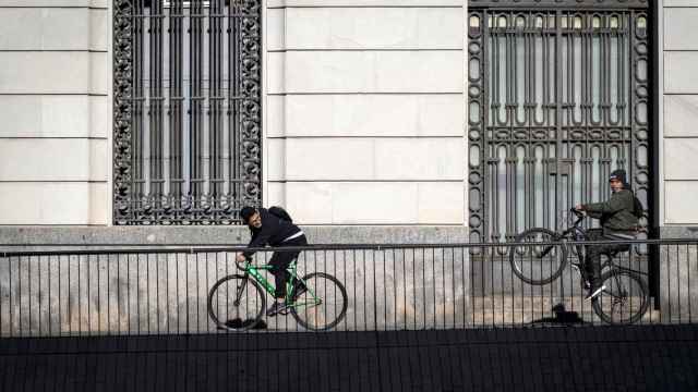 Bicicletas circulan por las aceras en Barcelona