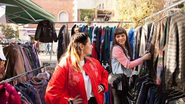 Compradoras del mercadillo en el Raval / FLEA MARKET