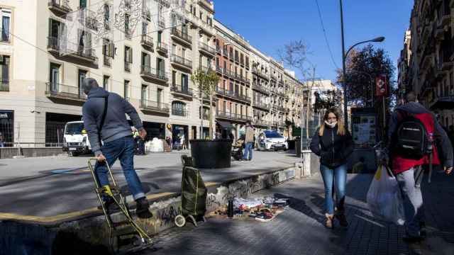 La ronda de Sant Antoni, en estado de provisionalidad, afectado por los recortes de Colau / HUGO FERNÁNDEZ