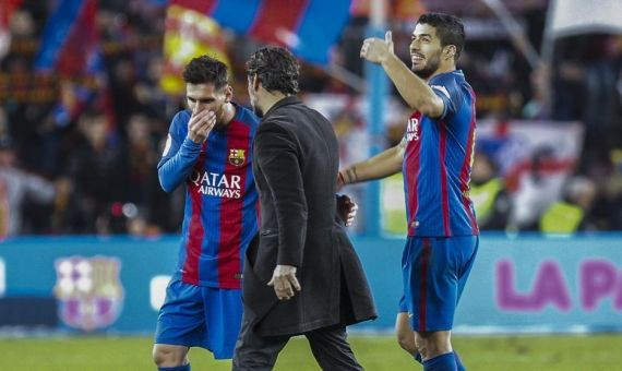 Quique Sáchez Flores felicita y pide una camiseta a Messi después de un 4-1 del Barça al Espanyol / EFE