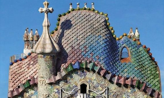 El techo de la Casa Batlló evoca a un dragón l CASA BATLLÓ