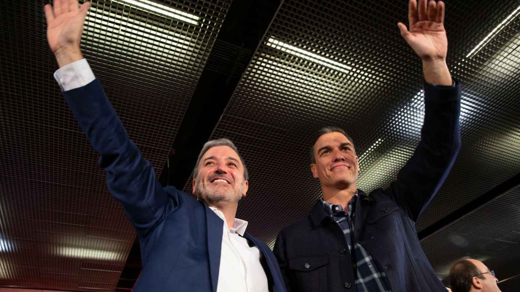 Jaume Collboni y Pedro Sánchez saludan durante el acto socialista / Europa Press