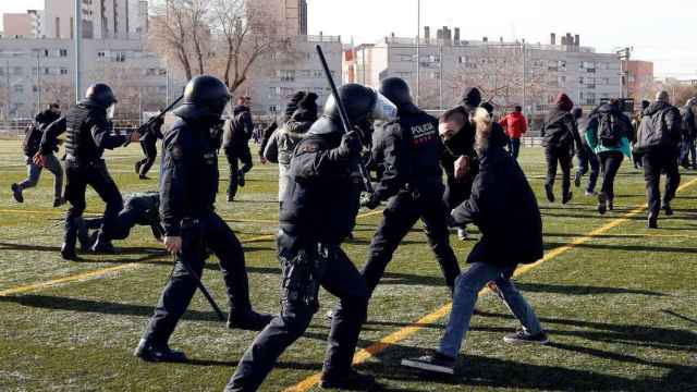 Los Mossos han tenido que sacar a los manifestantes a porrazos / EFE, Alberto Estévez