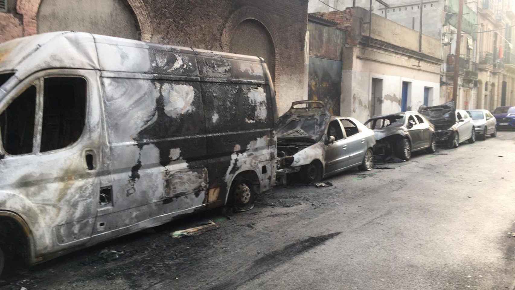 Algunos de los coches quemados intencionadamente en el Poblenou / TWITTER ENRIC BALAGUER