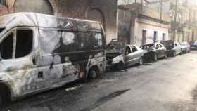 Algunos de los coches quemados intencionadamente en el Poblenou / TWITTER ENRIC BALAGUER