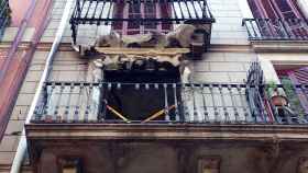 El balcón que ya no existe en el edificio del Raval que sufrió el incendio / HUGO FERNÁNDEZ