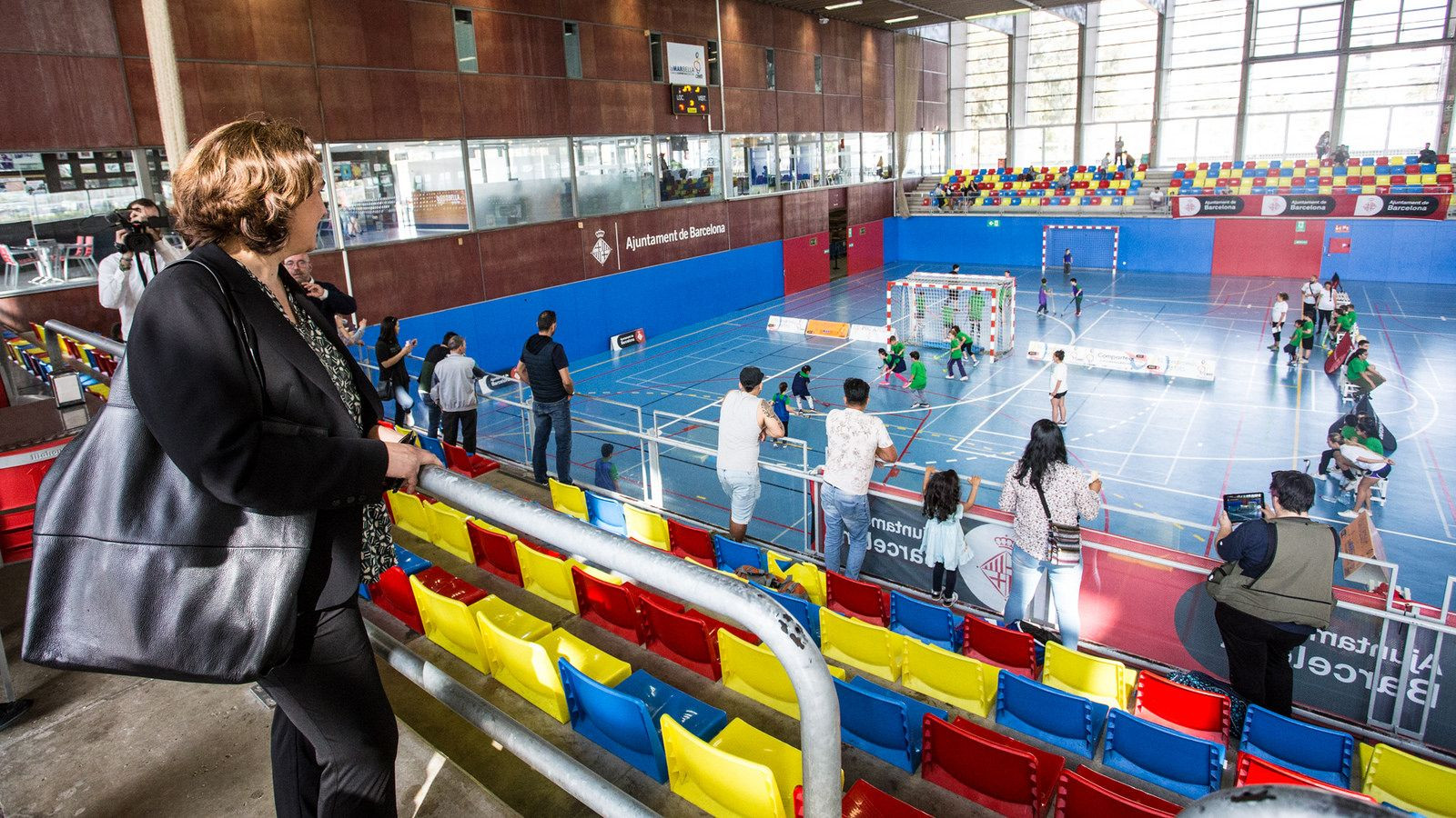 Ada Colau contempla a niños practicando deporte en un pabellón / AJUNTAMENT BARCELONA