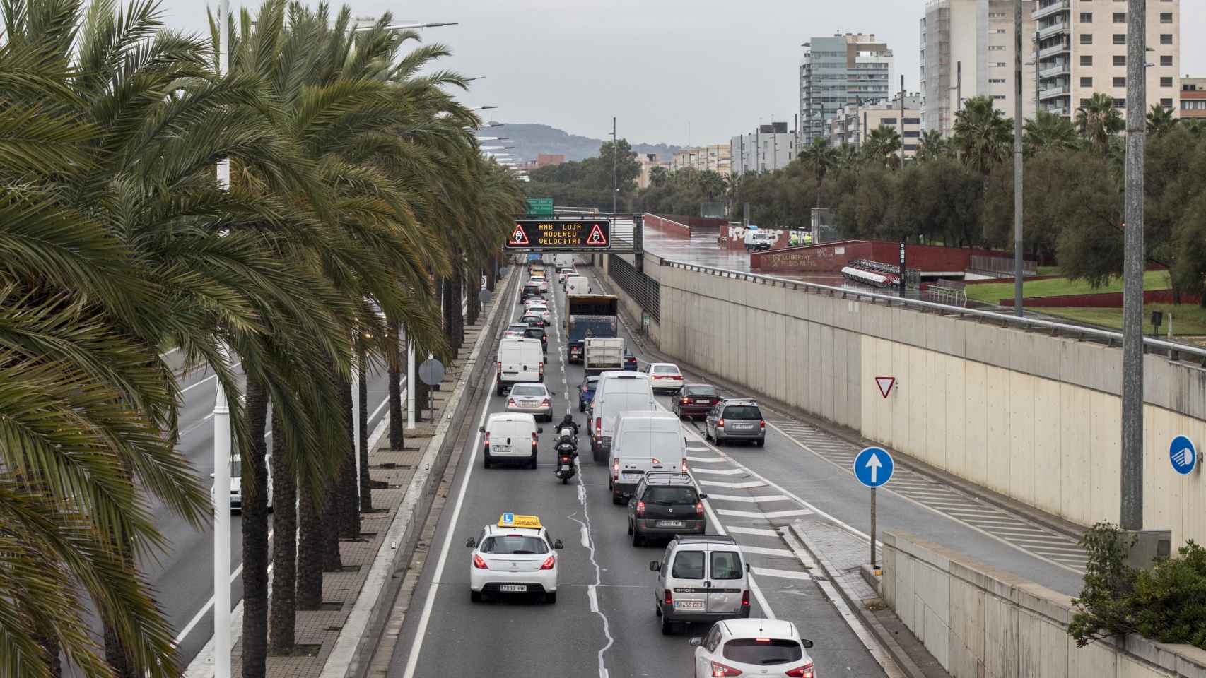 Los vehículos más contaminantes solo podrán circular por la Ronda en Barcelona / HUGO FERNÁNDEZ