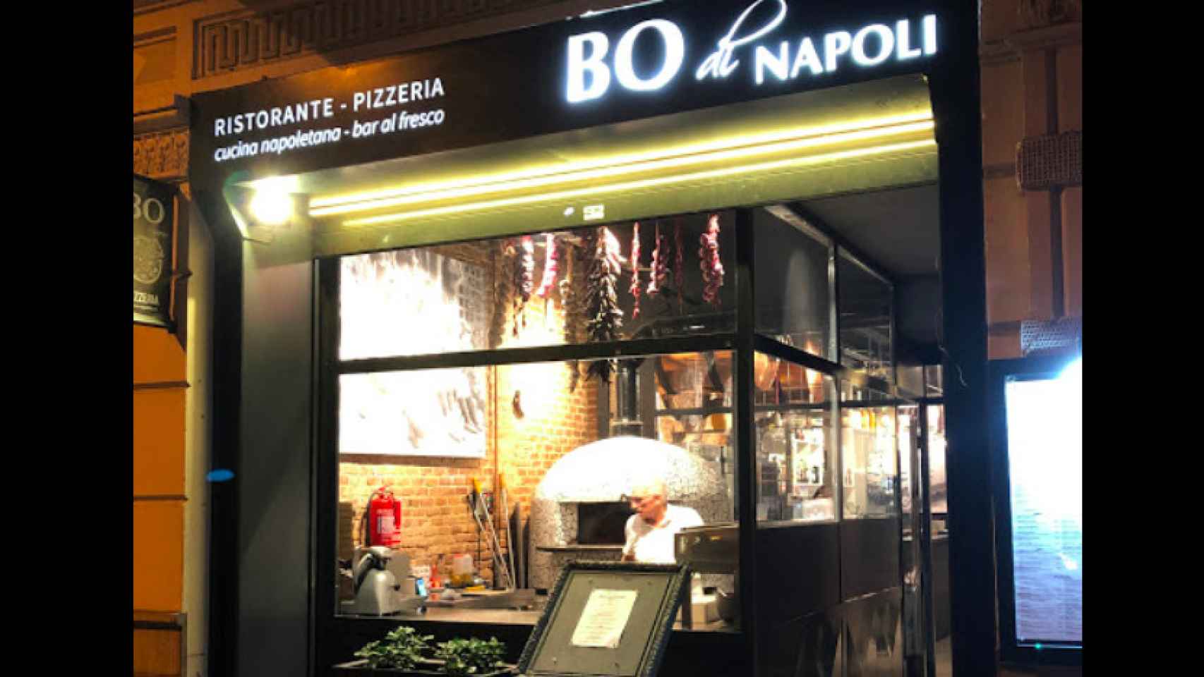 Entrada a la pizzería Bo di Napoli en el Eixample, donde los independentistas han atacado / GOOGLE