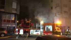 Un camión de Bomberos apaga el fuego en un edificio en Balmes / TWITTER
