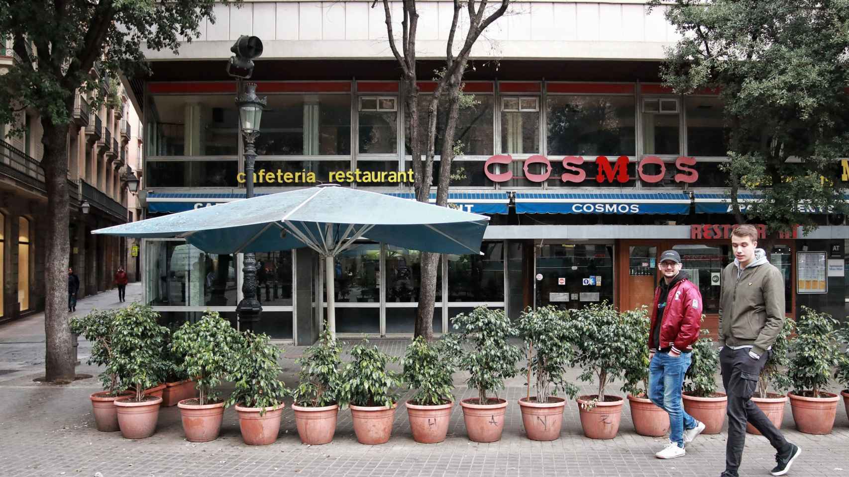 Cierra el restaurante Cosmos, un histórico de la Rambla / HUGO FERNÁNDEZ