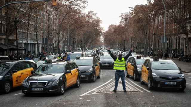 Los taxistas, ocupando la Gran Vía de les Corts Catalanes en una protesta  / HUGO FERNÁNDEZ