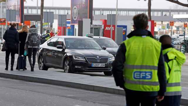 Unas turistas se disponen a utilizar un VTC en el aeropuerto del Prat / EFE