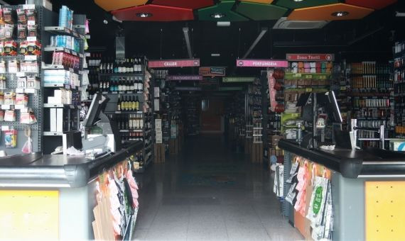 Interior del supermercado Keisy, cerrado por las grietas aparecidas en el subsuelo / HUGO FERNÁNDEZ