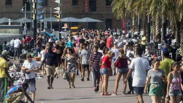 Los chivatazos a los manteros (en la imagen en el Port Vell) llegarán a la Fiscalía / HUGO FERNÁNDEZ