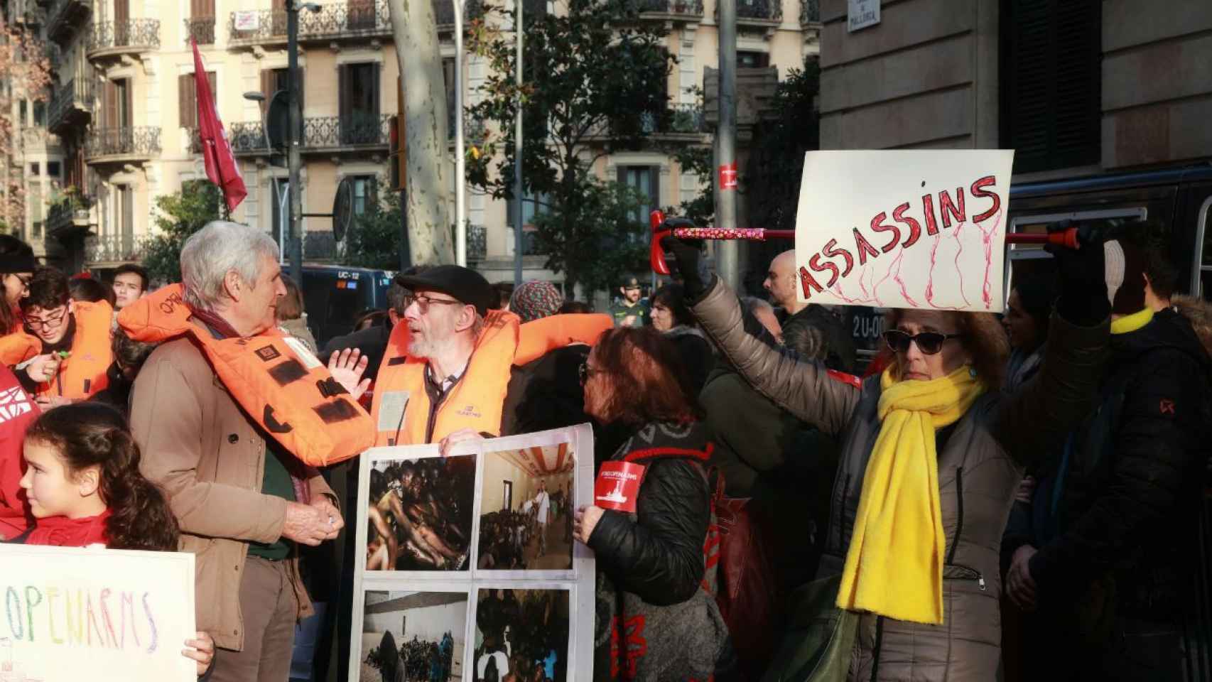 Los manifestantes del Open Arms, por las calles de Barcelona / HUGO FERNÁNDEZ