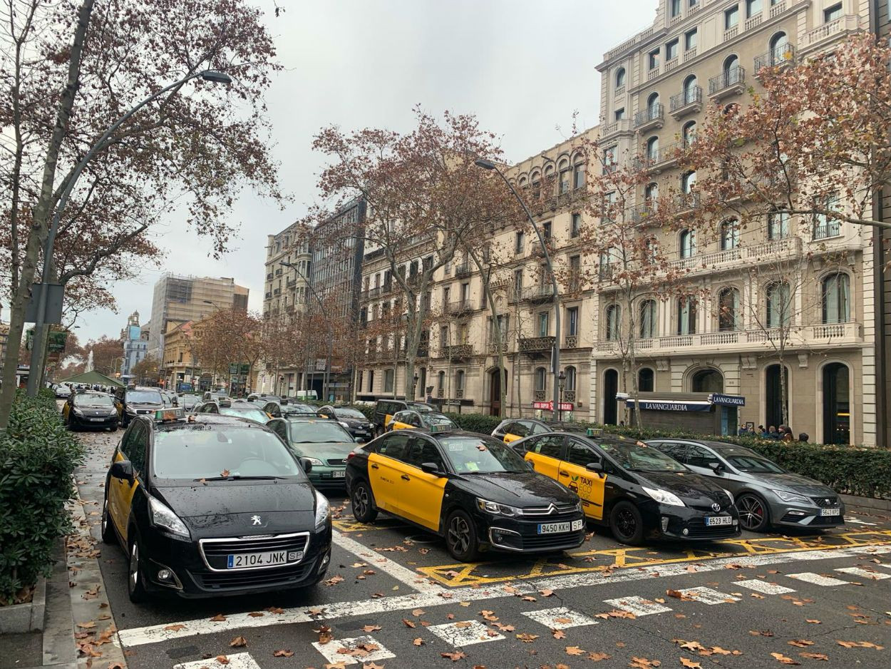 Los taxistas preparan un lunes laboral de furia en Barcelona / VERÓNICA MUR
