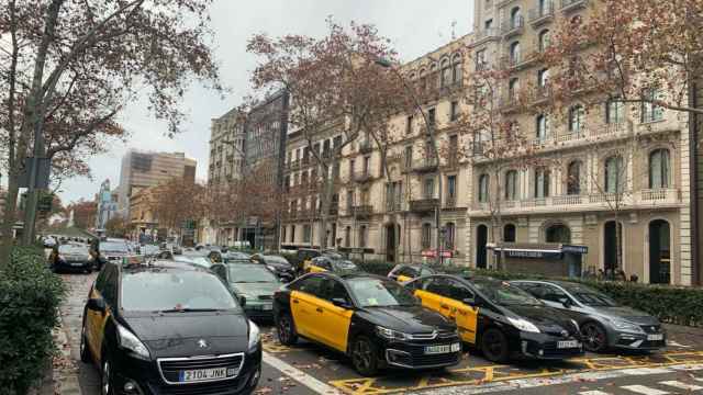 Los taxistas preparan un lunes laboral de furia en Barcelona / VERÓNICA MUR