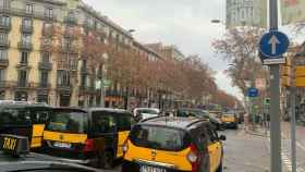 Filas de taxis barceloneses siguen cortando la Gran Via / VERÓNICA MUR
