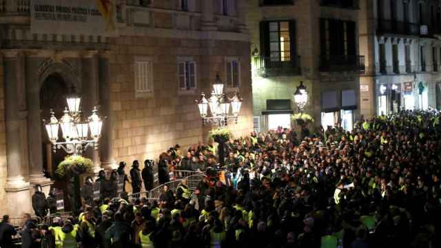 Dos millares de taxistas se han manifestado ante el Palau de la Generalitat / EFE,ALEJANDRO GARCÍA