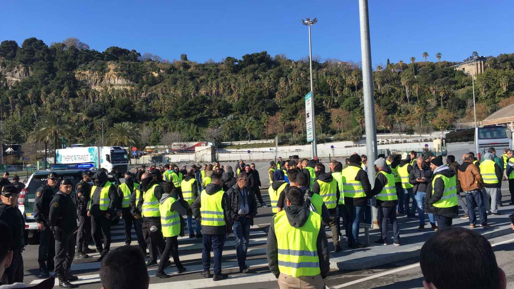 La Guardia Civil detiene la marcha de taxistas hacia el puerto / LAURA TUR