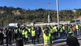 La Guardia Civil detiene la marcha de taxistas hacia el puerto / LAURA TUR