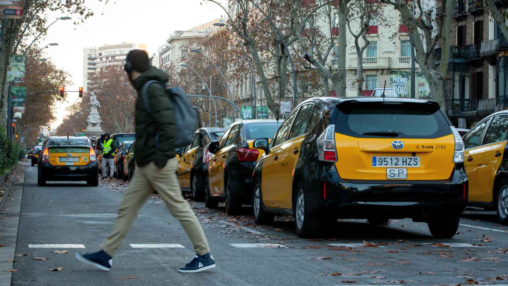 Un hombre cruza la Gran Via ocupada por los taxistas / EFE